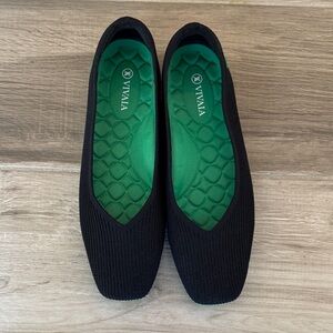 Vivaia 41 9 1/2 Lightweight Square Toe V Cut Flats